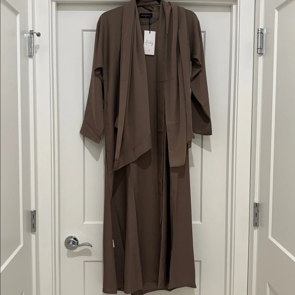 NWT [Azrah] Plain Closed Abay in Coffee w/ Scarf & Tie Juniors Girls 50” 11/12